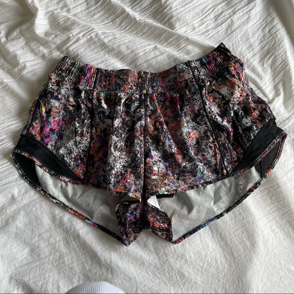 lululemon hotty hot shorts 2.5”